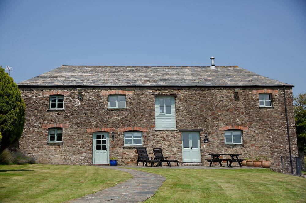 Barn Conversion With Indoor Swimming Pool In Stunning Rural Location Near Ocean in Cornouailles