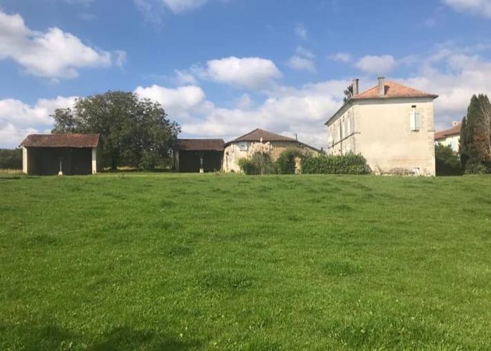 Location de vacances pour 15 personnes, avec vue et jardin à Chapdeuil - 2