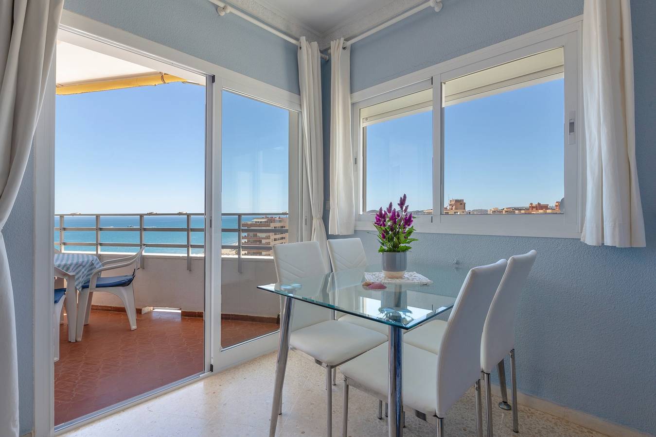 Ganze Wohnung, Ferienwohnung "Fuengirola" mit Blick auf das Meer und die Berge, Gemeinschaftspool & Wlan in Los Boliches, Fuengirola