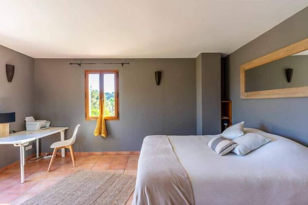 Grande Villa sur la Presqu'ile de Giens Avec Belle vue mer - 15 Couchages in La Madrague, Hyeres