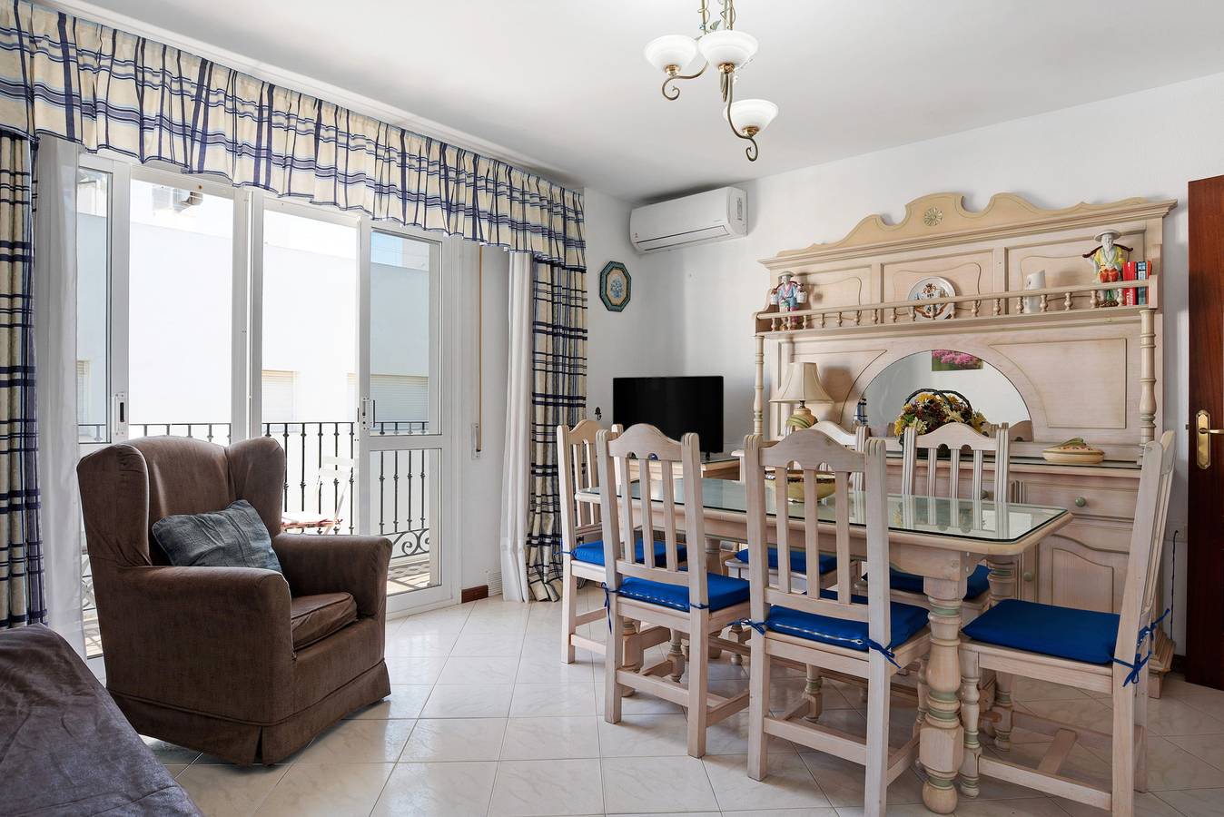 Apartamento entero, Apartamento vacacional "Mercedes Solo Familias" con vistas al mar, balcón y Wi-Fi in Conil de la Frontera, Costa de la Luz