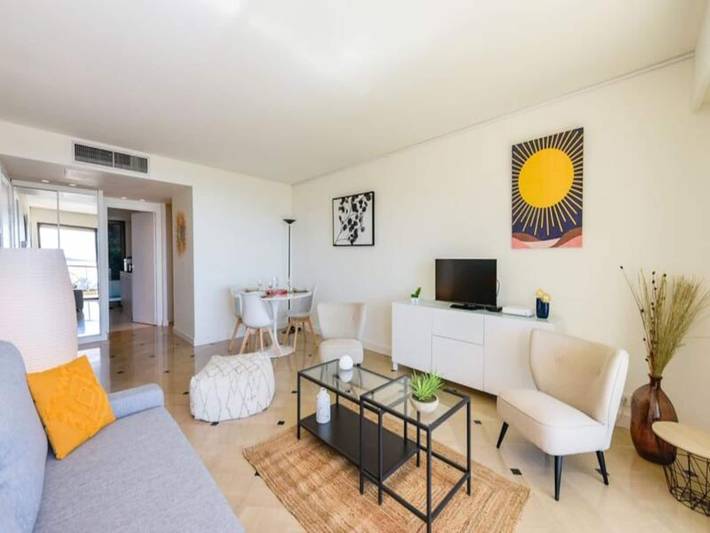 Gîte pour 3 personnes, avec terrasse et piscine, adapté aux familles dans Cannes La Bocca - 4