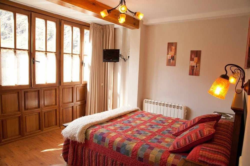 Entire apartment, Valdecarzana Apartments. Braña Charamaxil bear path. 3k from San Martin in Teverga, Cordillera Cantábrica