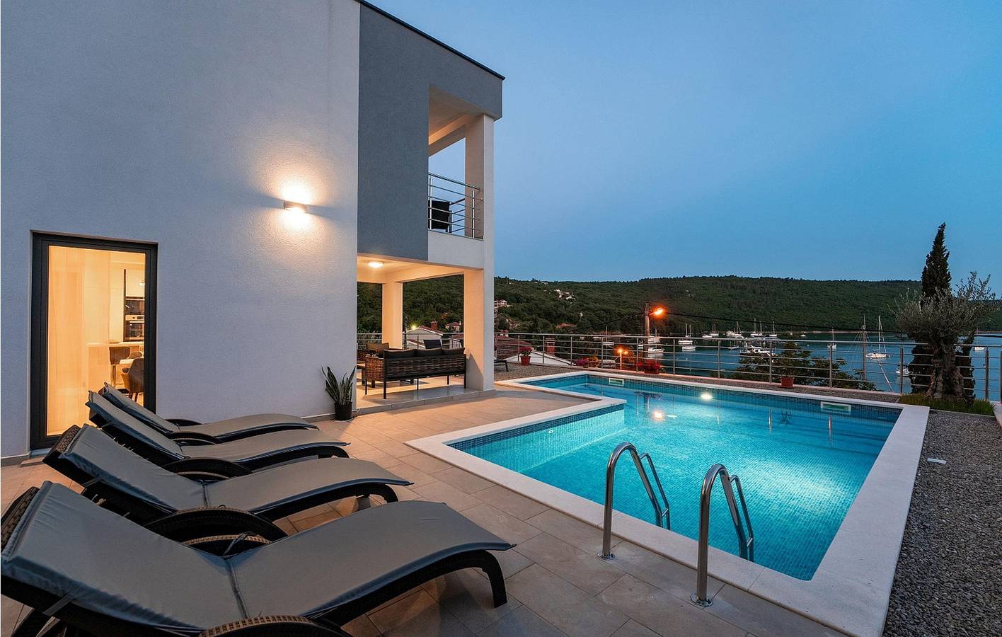 Appartement en bord de mer avec terrasse, Wi-Fi et parking - À deux pas du bord de mer et du centre-ville in Trget, Côte Est de l'Istrie
