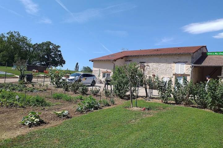 Gîte pour 4 personnes, avec piscine à Tossiat