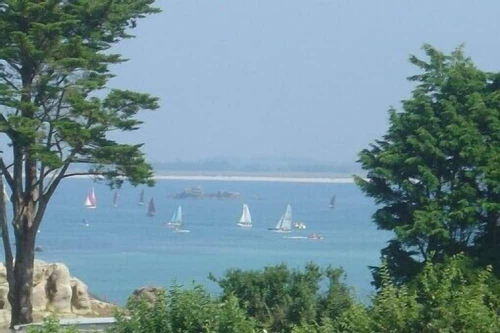 House on enclosed land of 1100 m2, 200 m from the beach Correjou dog accepted in Plouguerneau, Brest region