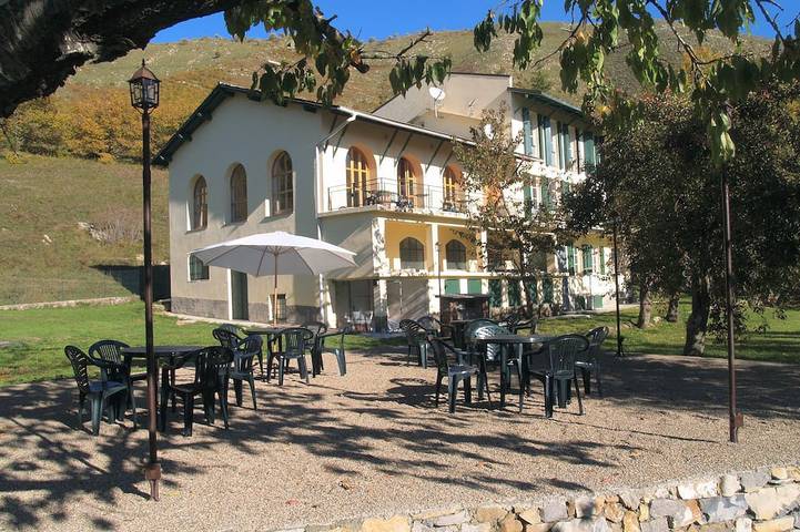 Gîte pour 20 personnes, avec jardin et sauna ainsi que balcon et piscine à Carpasio