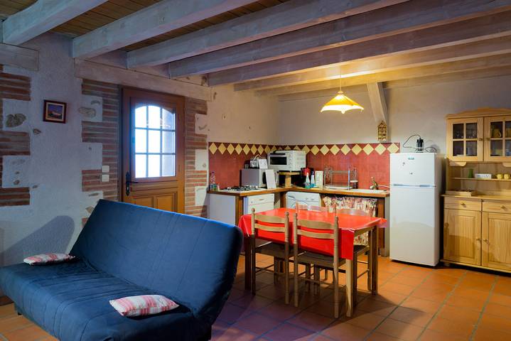 Gîte pour 8 personnes, avec terrasse ainsi que piscine et jardin, animaux acceptés