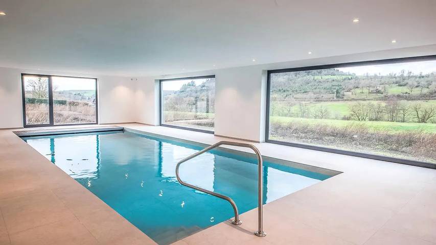 Location de vacances pour 8 personnes, avec piscine ainsi que jacuzzi et jardin à Nassogne
