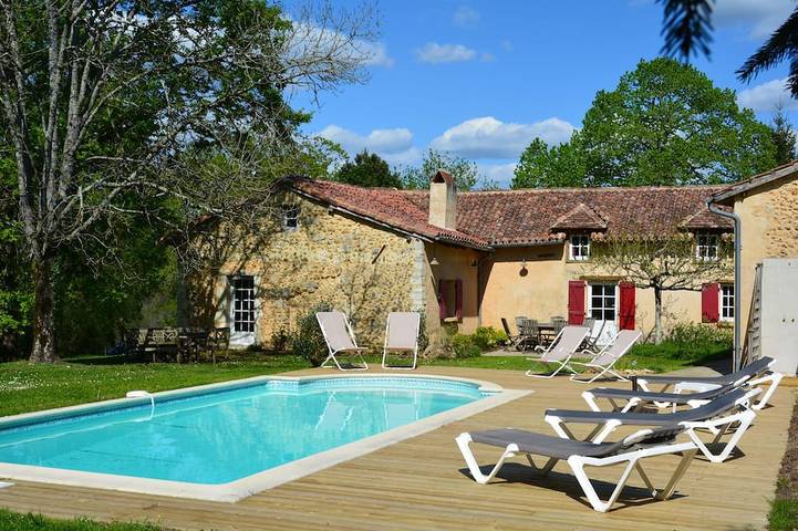 Location de vacances pour 9 personnes, avec jardin et jacuzzi à Vergt