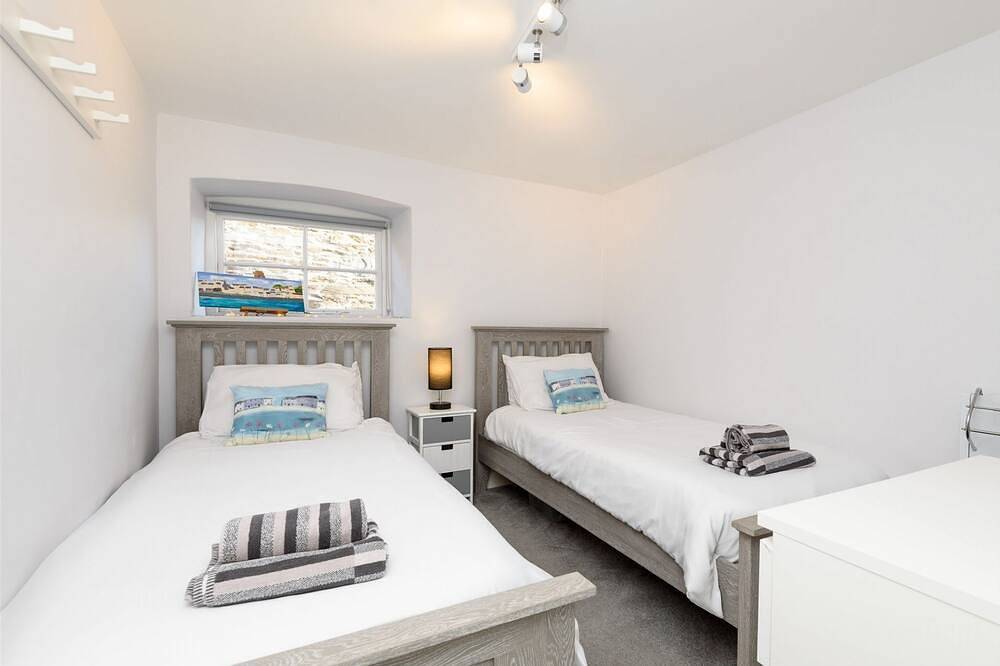 Moderne Wohnung im Stadtzentrum, zwei Minuten vom Strand entfernt mit Parkplatz. in Looe, Cornwall