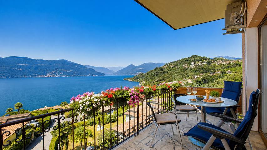 Ferienwohnung für 3 Personen, mit Balkon und Terrasse sowie Kinderpool und Pool in Brezzo di Bedero