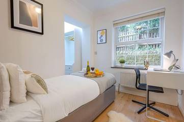 Apartment for 5 People in Northampton, Northamptonshire, Photo 3