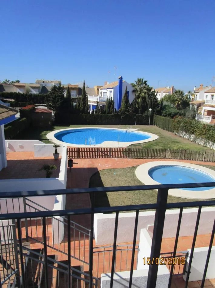 Apartamento de vacaciones para 4 personas, con piscina para niños y vistas además de jardín y piscina - 1