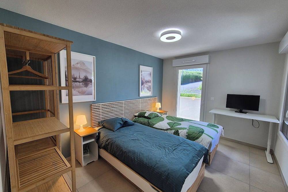 Entire apartment, Breathtaking view & 200m beach - Xxl terrace - 6-bed apartment in Savines-le-Lac, Écrins National Park