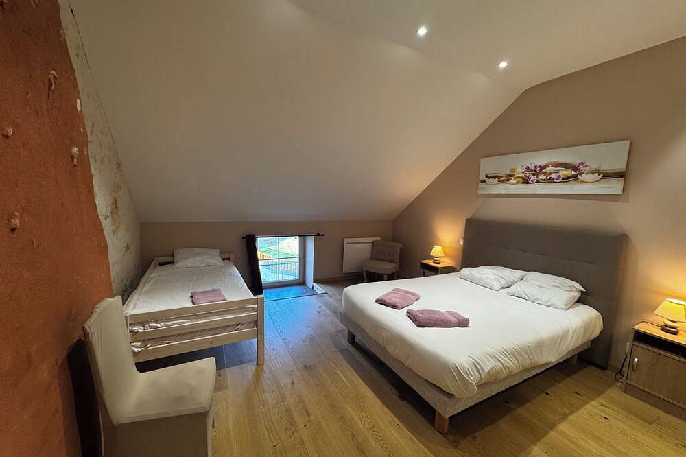 Nice house for 10 people in a quiet area with jacuzzi in Saints-en-Puisaye, Auxerre und Umgebung