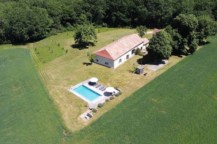 Location de vacances pour 8 personnes, avec jardin ainsi que jacuzzi et sauna à Saint-Laurent-des-Bâtons