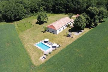 Gîte pour 8 personnes, avec jacuzzi ainsi que jardin et sauna à Saint-Laurent-des-Bâtons