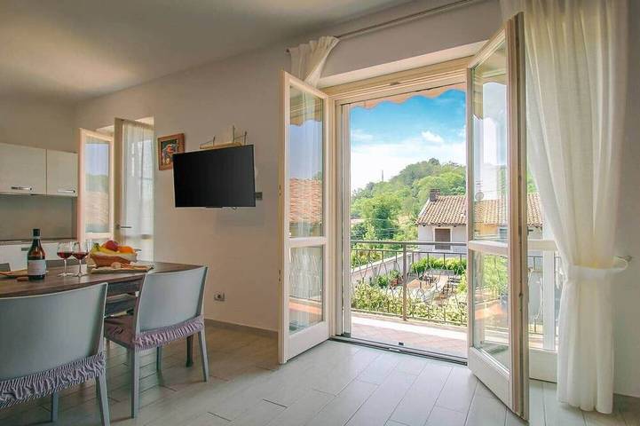 Appartement entier, La Rosa nel Borgo – Suite avec balcon et garage in La Morra, Langhe
