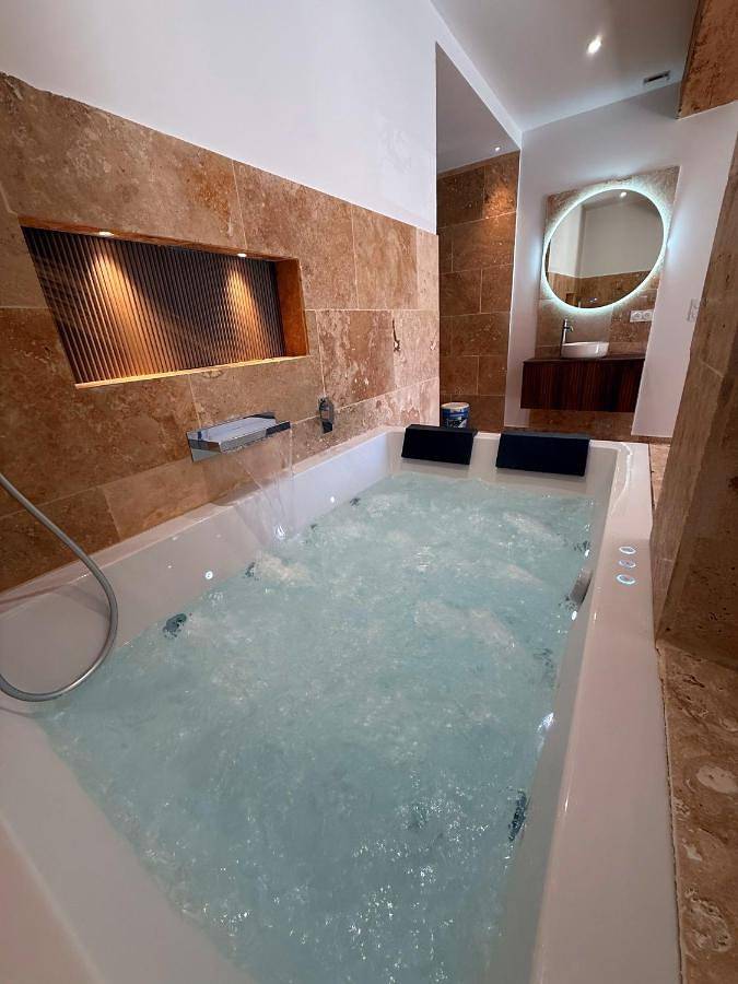 Maison d’hôte pour 2 personnes, avec Jacuzzi et Terrasse ainsi que Vue et Vue sur le lac à Ginestas