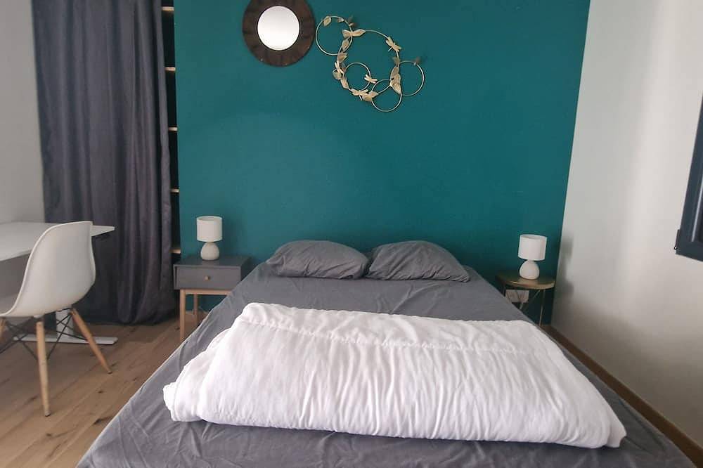 Villa de Pierrefeu, lavender and old stones in the heart of the Luberon in Reillanne, Regionaler Naturpark Luberon