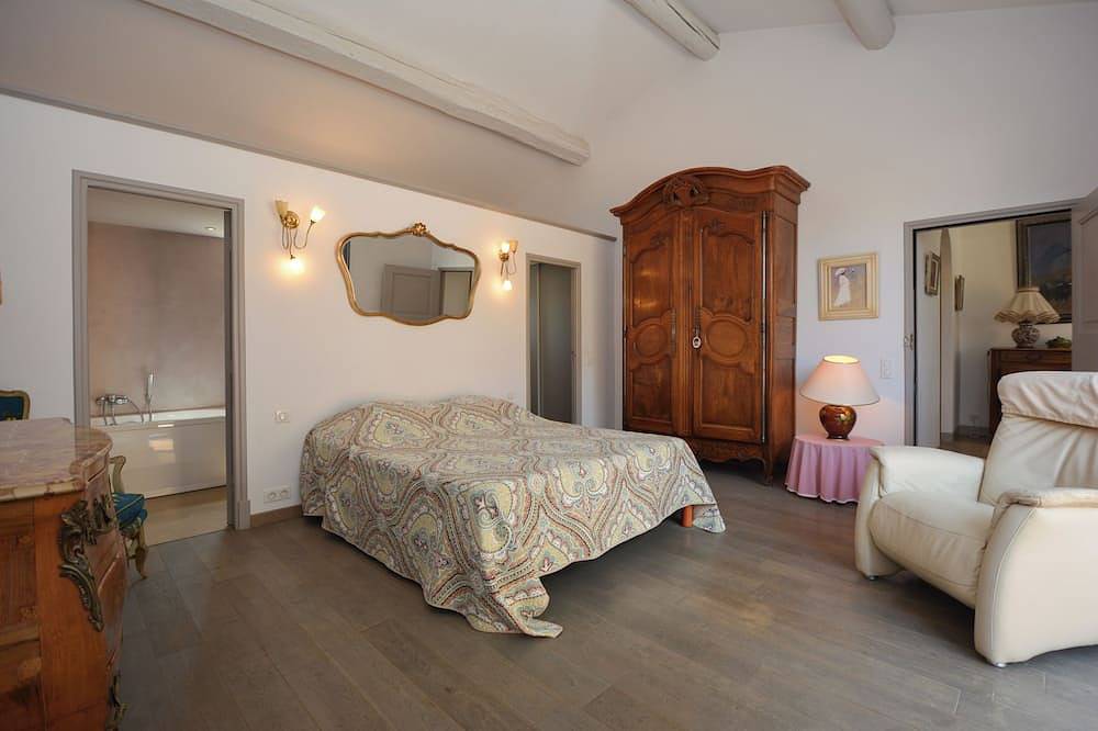 St Remy De Provence Nearby in Noves, Region de Arles