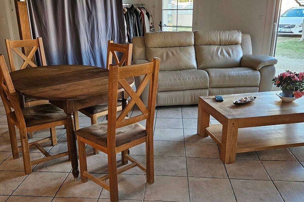 Holiday Home 'Villa En Camargue' with Shared Pool, Wi-Fi and Air Conditioning in Vauvert, Nimes region