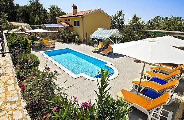 Modern ausgestattetes Ferienhaus in ruhiger Lage, mit Terrasse, Garten und großem möbliertem Poolbereich in Rabac, Costa Este De Istria