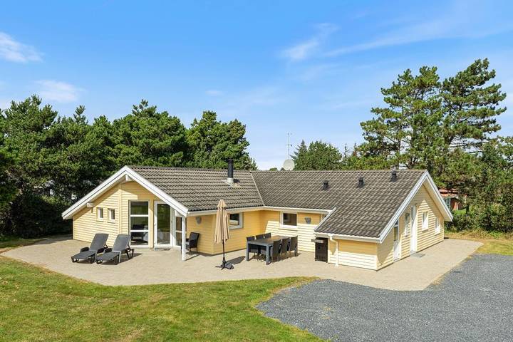 Ferienhaus für 8 Personen, mit Balkon/Terrasse und Whirlpool sowie Terrasse und Sauna in Blavand