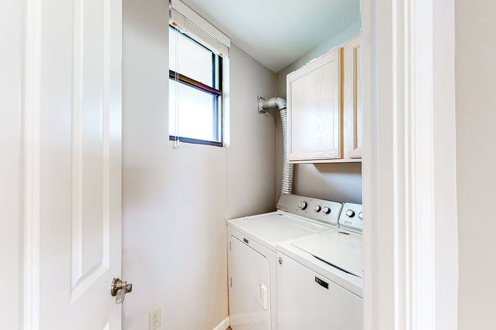 Vacation apartment for 4 people, with pool and sauna as well as hot tub and balcony in Delaware
