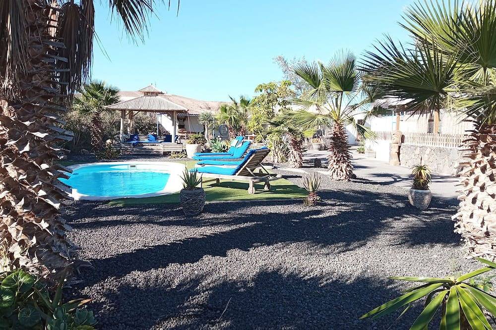 A 2 minutes de Lajares grande Maison familiale piscine bbq wifi fibre parking in Lajares, La Oliva