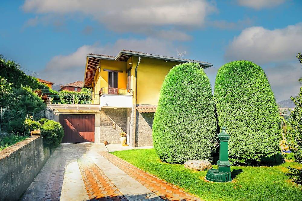 Vacation home with large garden and barbecue in Brezzo di Bedero, Lago Maggiore (Lombardei)