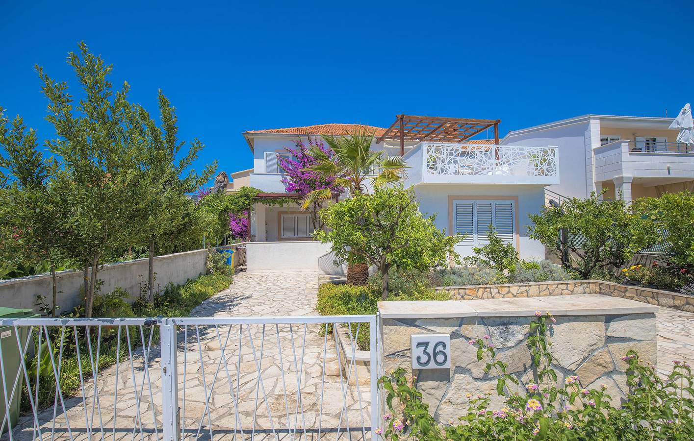 Apartamento vacacional entero, Apartamento de vacaciones para 6 personas con terraza in Rogoznica, Condado de Šibenik-Knin