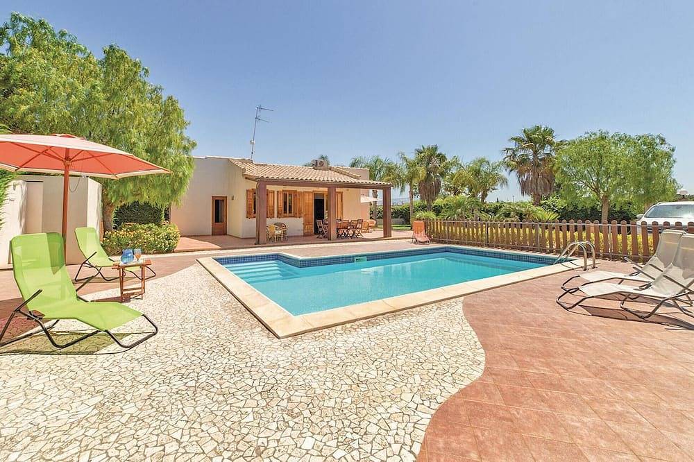 Schönes Haus in Menfi Ag mit privatem Swimmingpool (innen oder außen nutzbar). in Contrada Fiori, Menfi