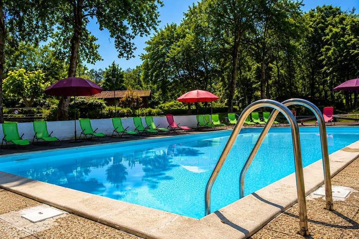 Gîte pour 8 personnes, avec piscine à Noaillan