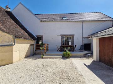 Gîte pour 7 personnes, avec jardin à Chitry