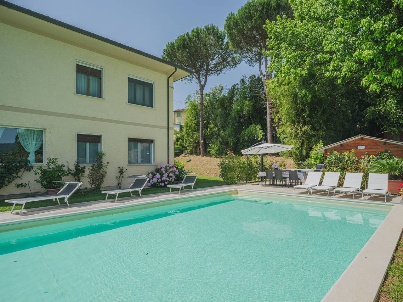 Entire apartment, Gerry House in Camaiore, Italian Riviera