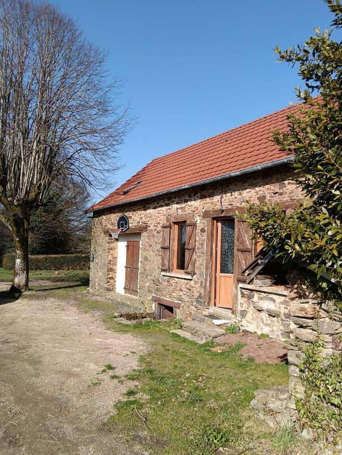 Location de vacances pour 6 personnes, avec jardin à Vigeois