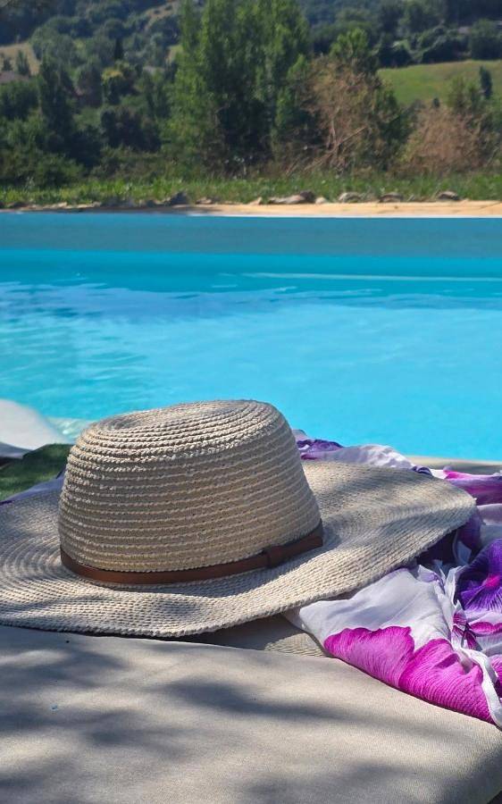 Gîte pour 6 personnes, avec piscine ainsi que jardin et jacuzzi à Coueilles