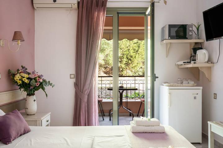 Studio Apartment 'Nontas Home 24' with Mountain View, Wi-Fi and Air Conditioning in Kalamitsi, Grækenland