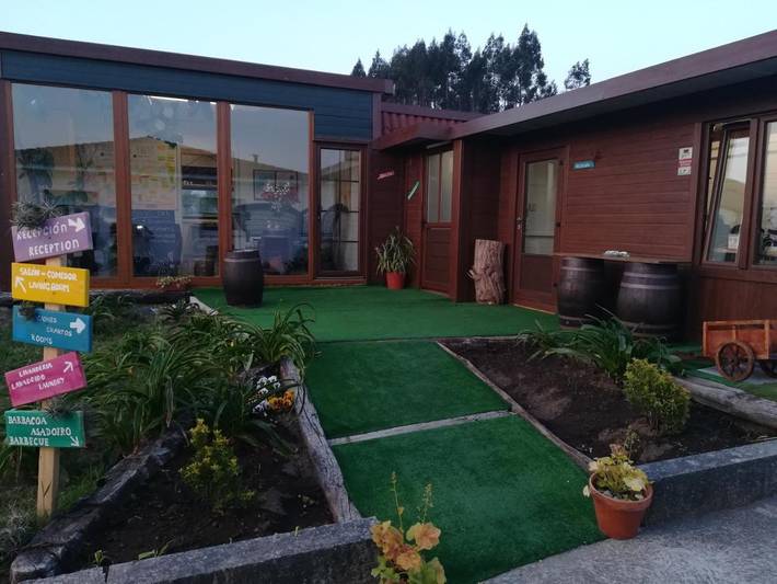 Hostal para 32 personas, con Terraza y Jardín además de Piscina y Sauna en Padrón