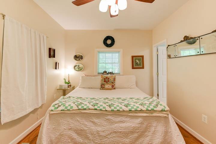 Vacation rental for 22 people, with yard and hot tub in Northern Virginia