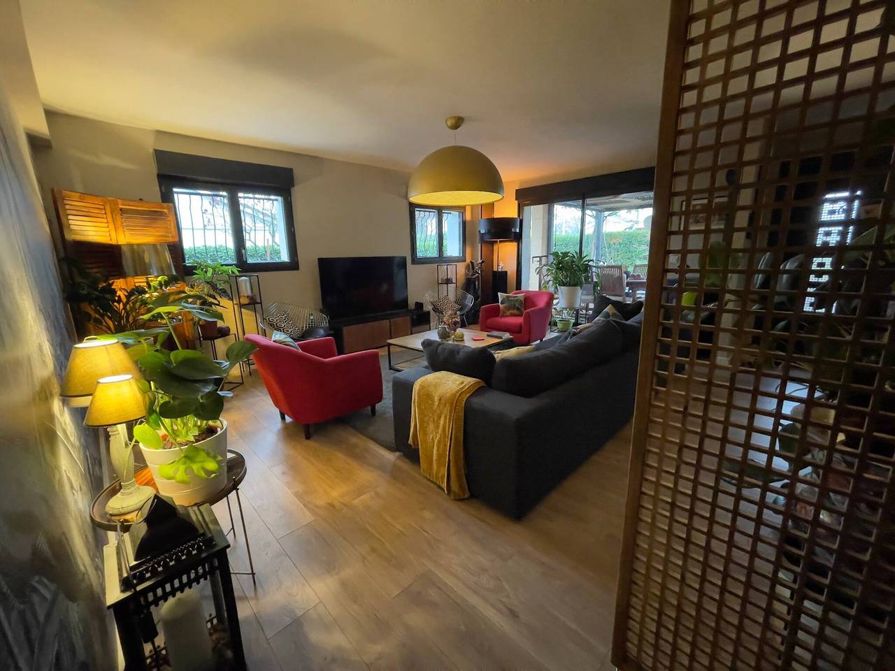Chambre D'hôtes Confortable Dans Un Cadre Contemporain in Saint-Laurent-de-Mure, Rhône