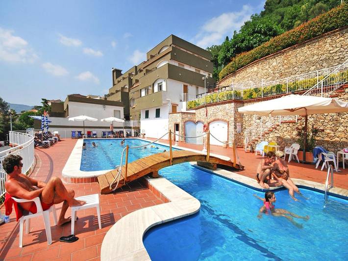 Ferienwohnung für 8 Personen, mit Balkon und Terrasse sowie Kinderpool und Pool in Pietra Ligure Gemeinde