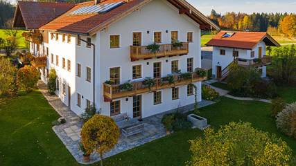 Ferienhaus für 2 Personen, mit Seeblick und Garten sowie Balkon in Oberbayern