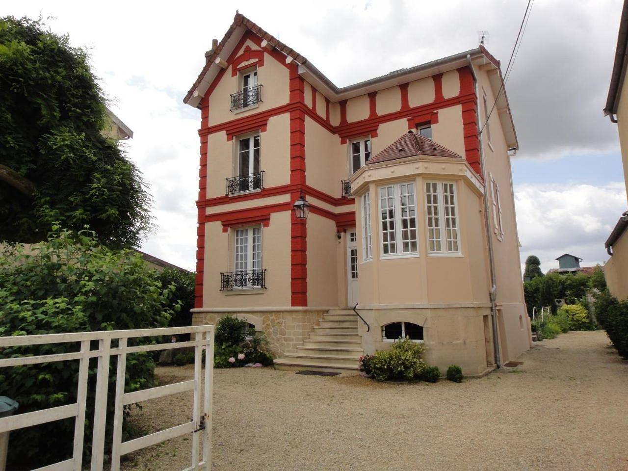 Maison Carteret à 10 mn Lac du Der plages port casino confort et calme jardin bbq in Montier-en-Der, Haute-Marne