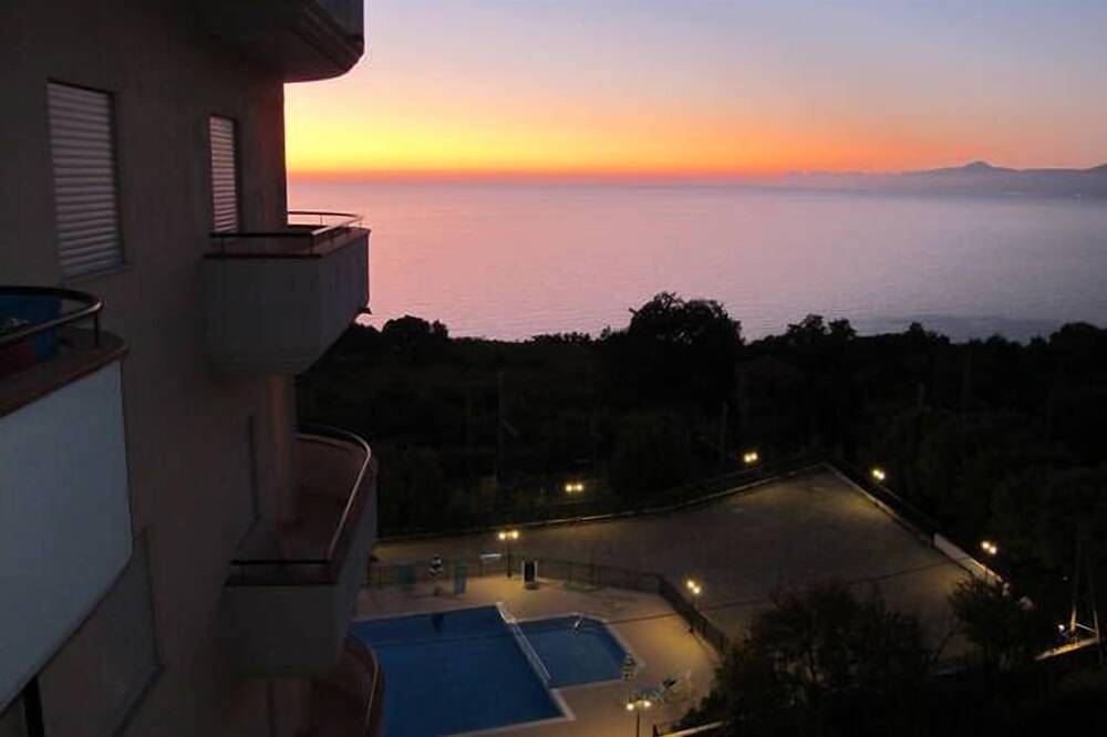 Appartamento intero, Moderno appartamento con vista sul mare e piscina. in Vibo Valentia, Provincia di Vibo Valentia