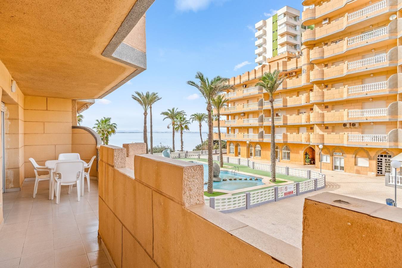 Apartamento entero, Apartamento 'Castillo De Mar F3 Torre Sur 1b' con vistas al mar, piscina compartida y Wi-Fi in San Javier, Costa Cálida