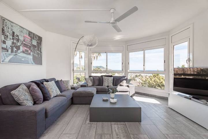 Casa de diseño con piscina privada y fantásticas vistas de Sitges. in San Pedro de Ribas, Garraf