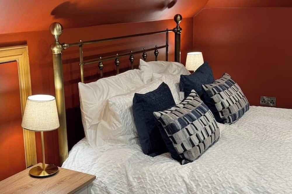 Beautiful Scottish mews with hot tub in Firth Of Clyde